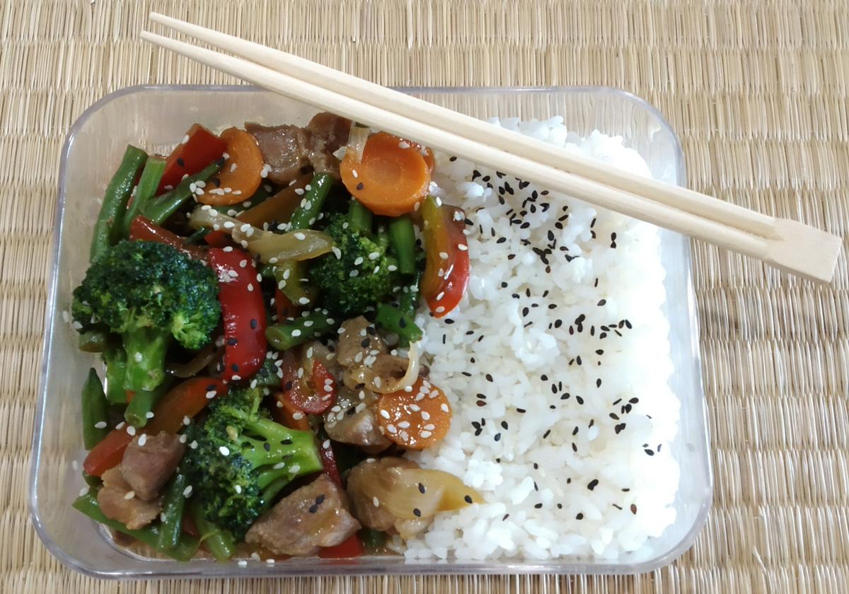 carne con verduras estilo asiático