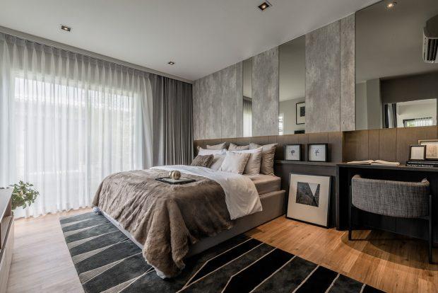 dormitorio con paredes enteladas