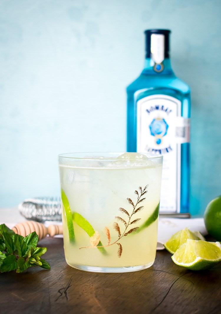 Coctel de Bombay Sapphire: gin, miel y limón. Bees Knees