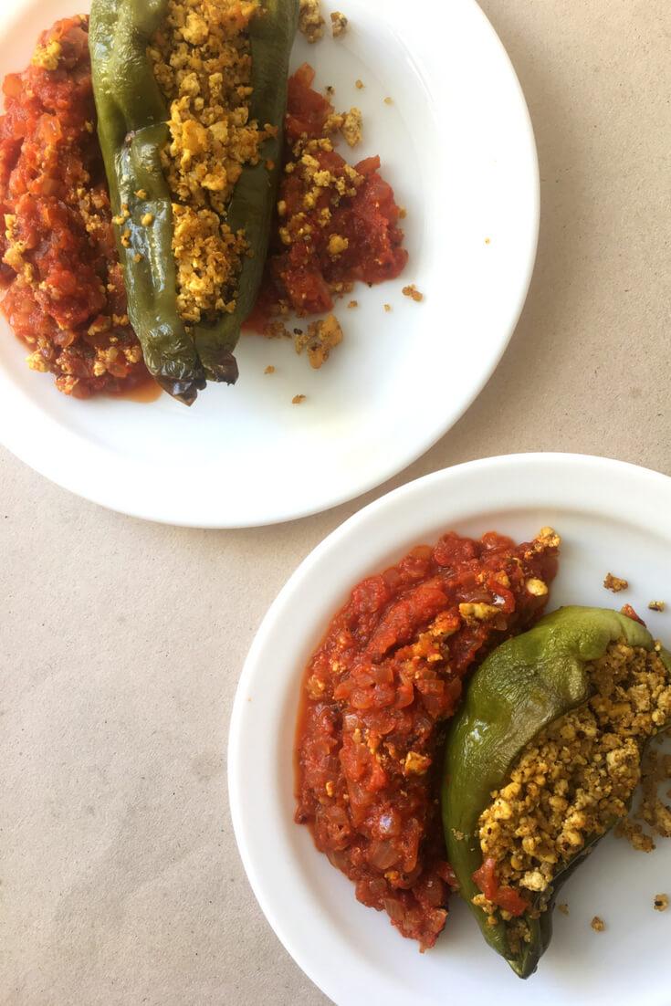 pimientos verdes rellenos de tofu y quinoa al curry al horno