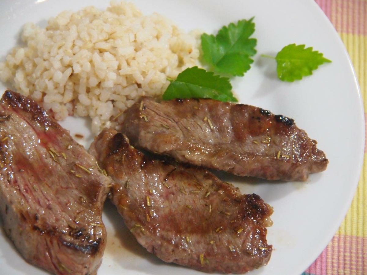 Solomillo ibérico en adobo casero acompañado de arroz integral