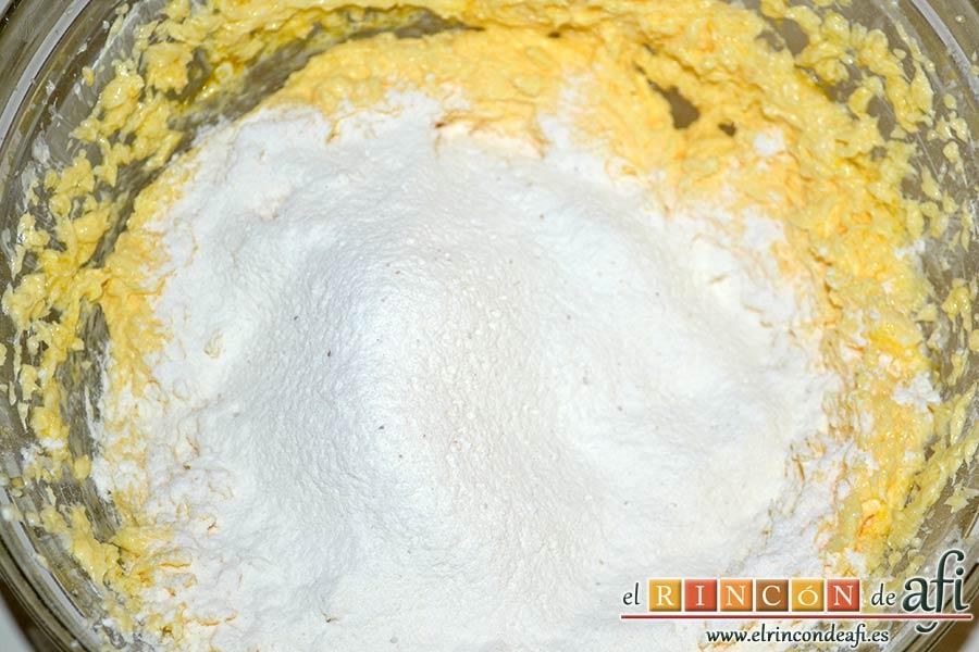 Tarta americana de arándanos, mezclar ambas mezclas y volcar en el molde