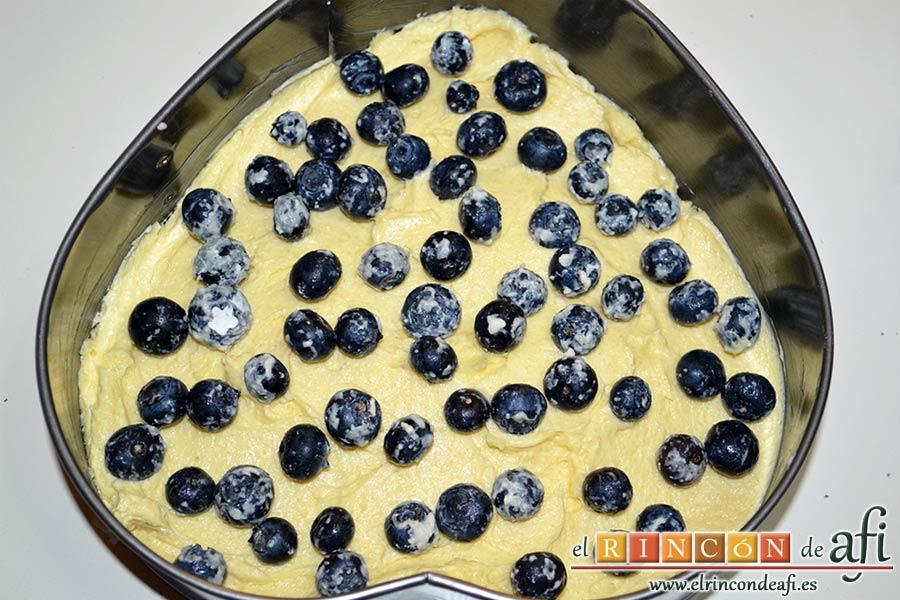 Tarta americana de arándanos, ponerlos sobre la mezcla vertida en el molde