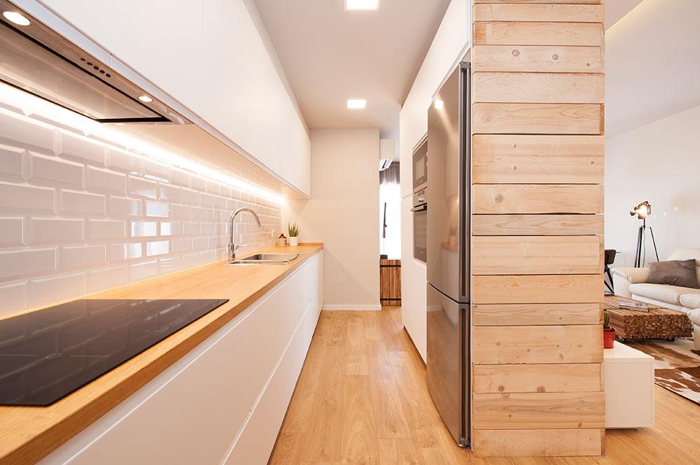 Cocina en distribuciÃ³n paralelo abierta al salÃ³n. CornellÃ  de Llobregat