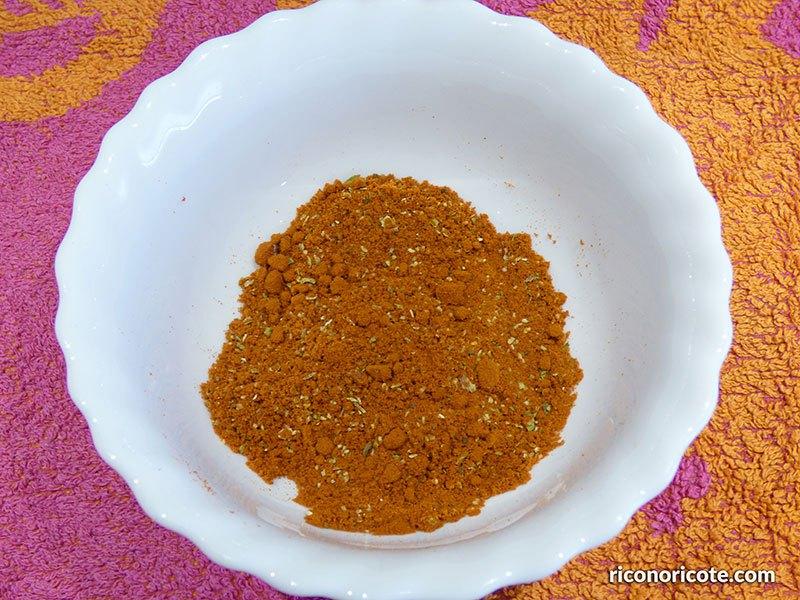 Ensalada de pollo cajún con higos