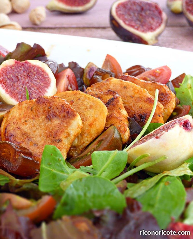 Ensalada de pollo cajún con higos