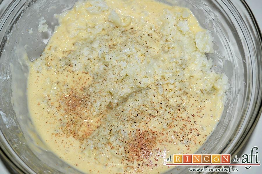 Delicias de coliflor, añadir sal, pimientas molidas y nuez moscada rallada