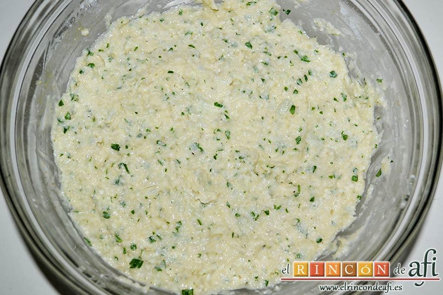 Delicias de coliflor, mezclar todo muy bien con una espátula