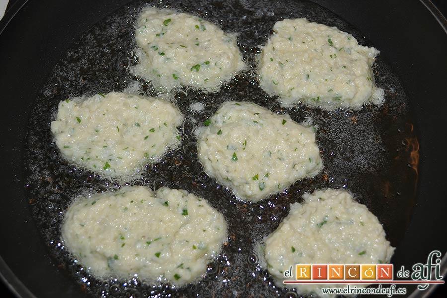 Delicias de coliflor, freír porciones en aceite de girasol