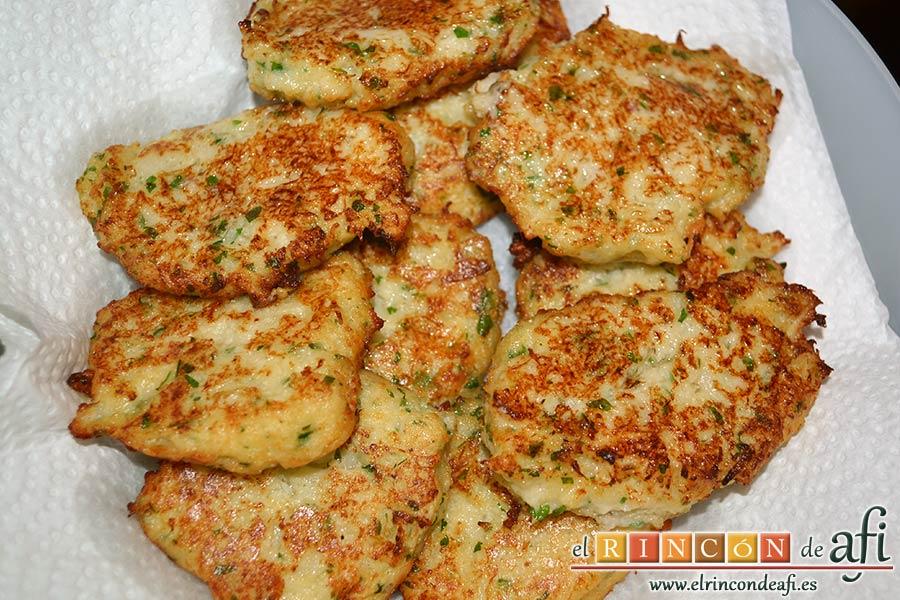 Delicias de coliflor, poner sobre papel absorbente