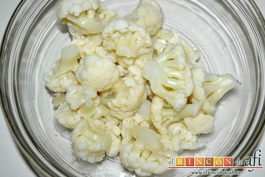 Delicias de coliflor, escurrir, cortar la cocción con agua fría y reservar