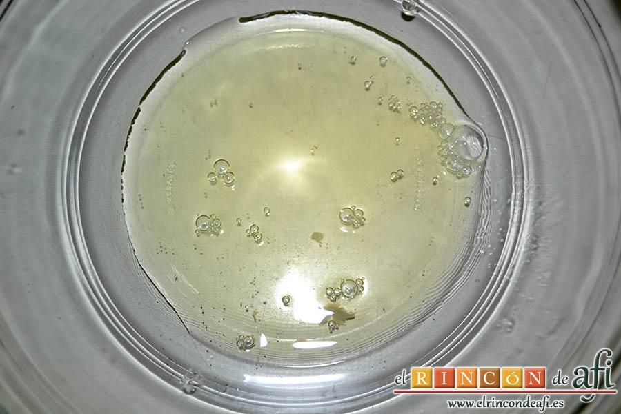 Delicias de coliflor, poner en un bol la clara de huevo