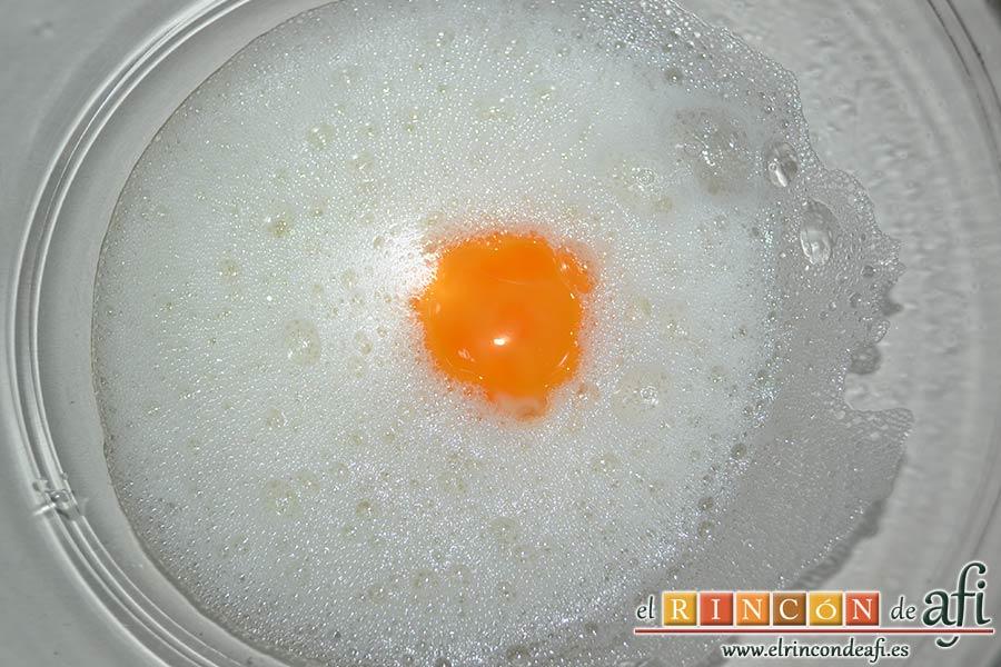 Delicias de coliflor, agregar la yema de huevo