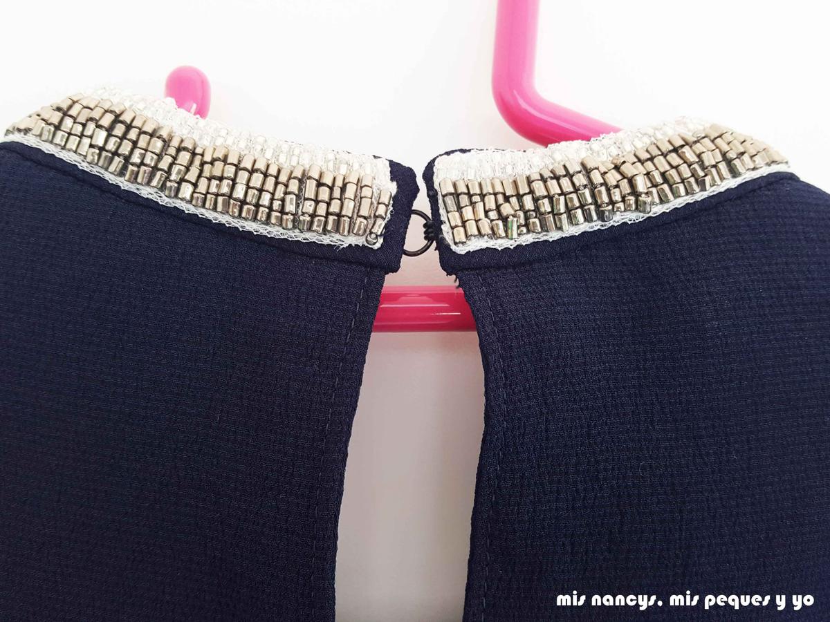 mis nancys, mis peques y yo, blusa de doble capa para mujer, detalle del cierre trasero