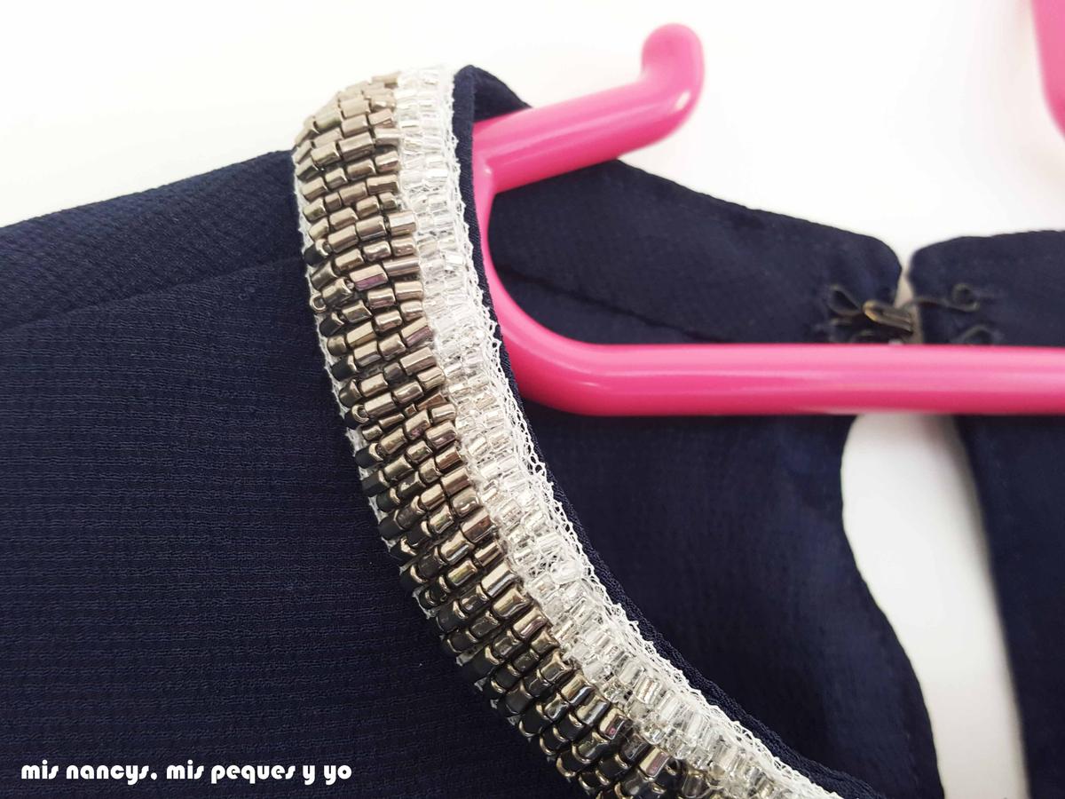 mis nancys, mis peques y yo, blusa de doble capa para mujer, detalle tira de abalorios en el cuello