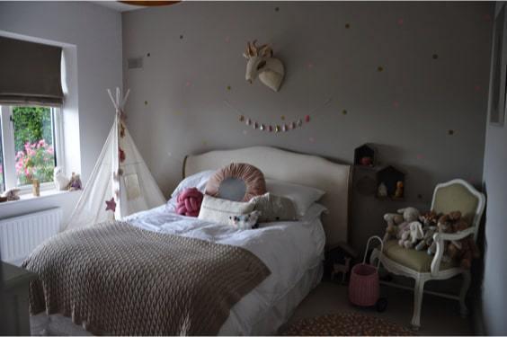 decoralinks | dormitorio chica con muebles clasicos y detalles nordicos