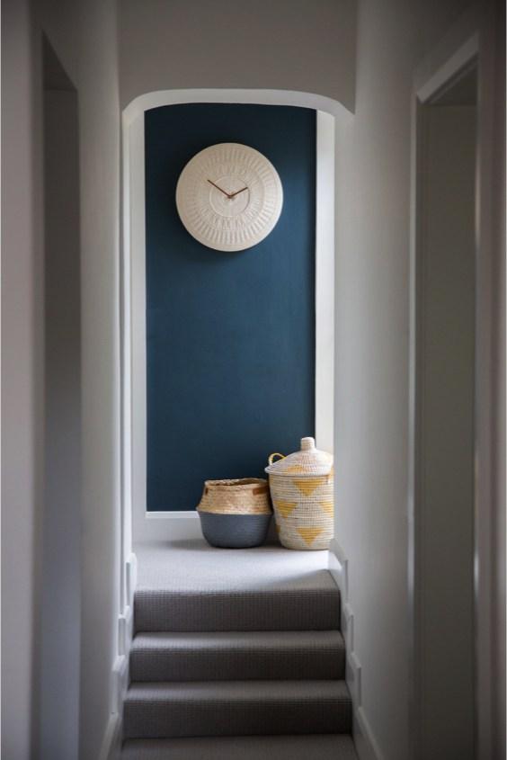 decoralinks | pasillo con pared en azul cobalto y cestos