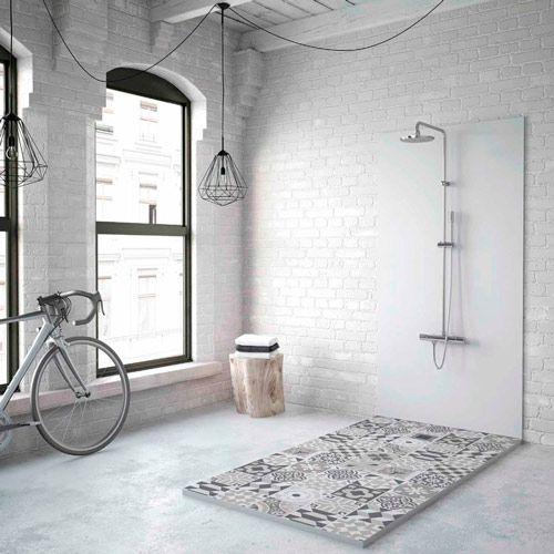 plato de ducha moderno con suelo de baldosa hidráulica