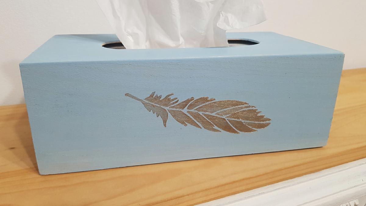 Decorar una caja con chalk paint - resultado final de la caja de kleenex con pintura a la tiza de cerca