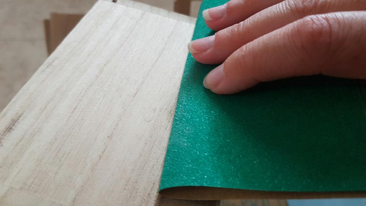 Decorar una caja con chalk paint - Lijar la madera para evitar irregularidades