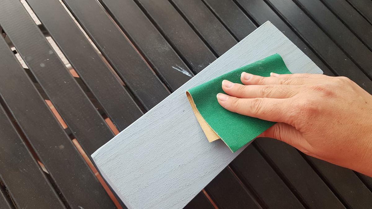 Decorar una caja con chalk paint - Lijar despues de pintar para sacar la veta a la vista