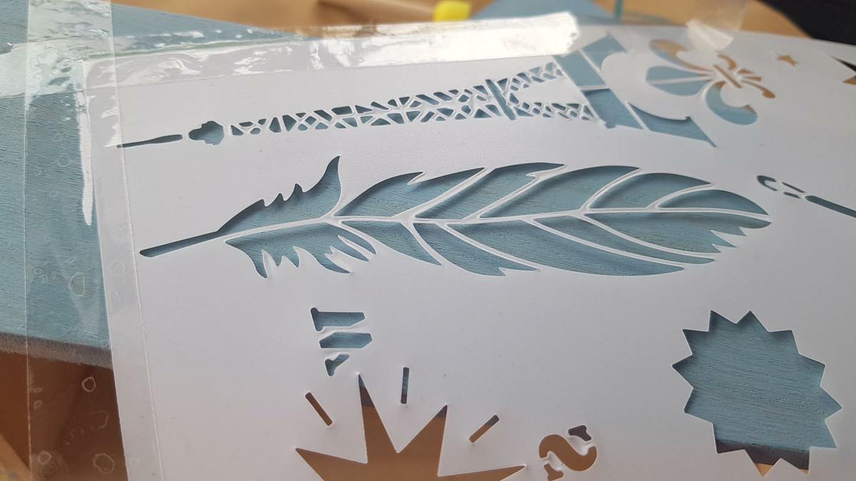 Decorar una caja con chalk paint - Pegamos la plantilla con celo para que no se mueva