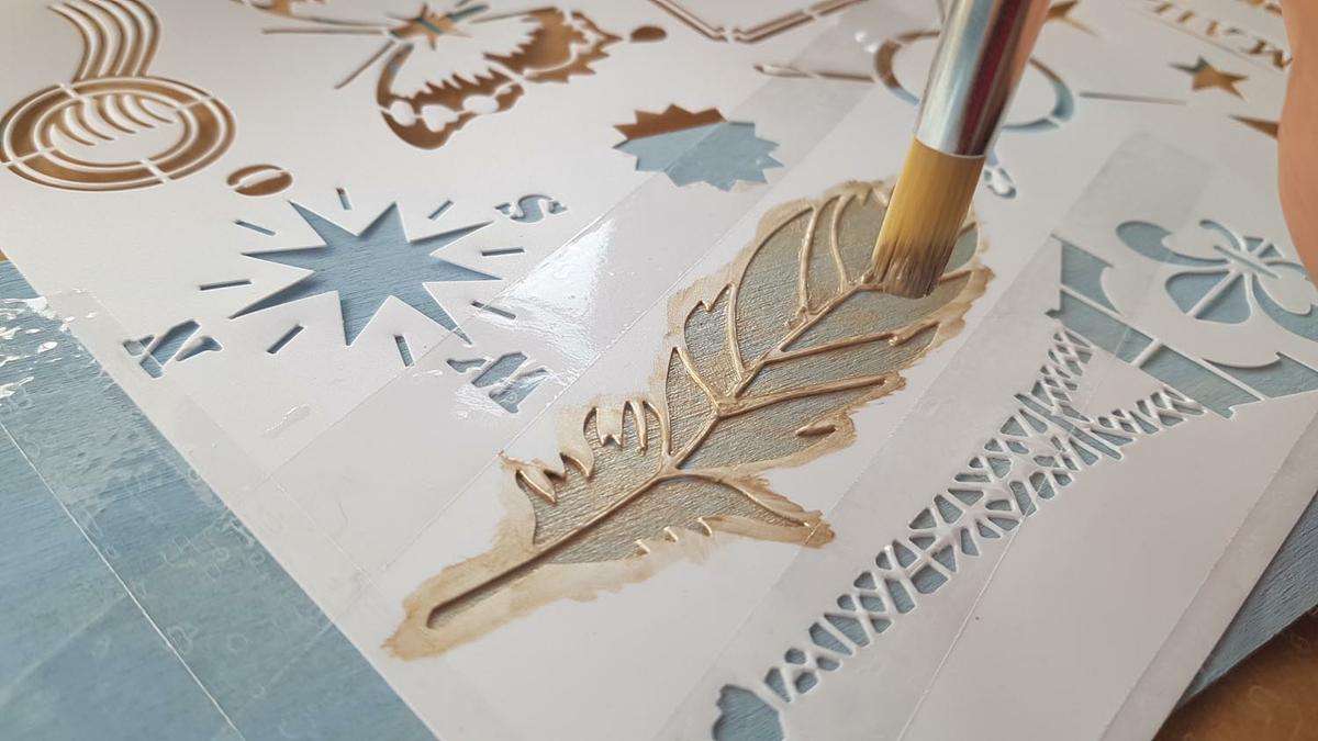 Decorar una caja con chalk paint - Pintamos con un pincel plano la plantilla