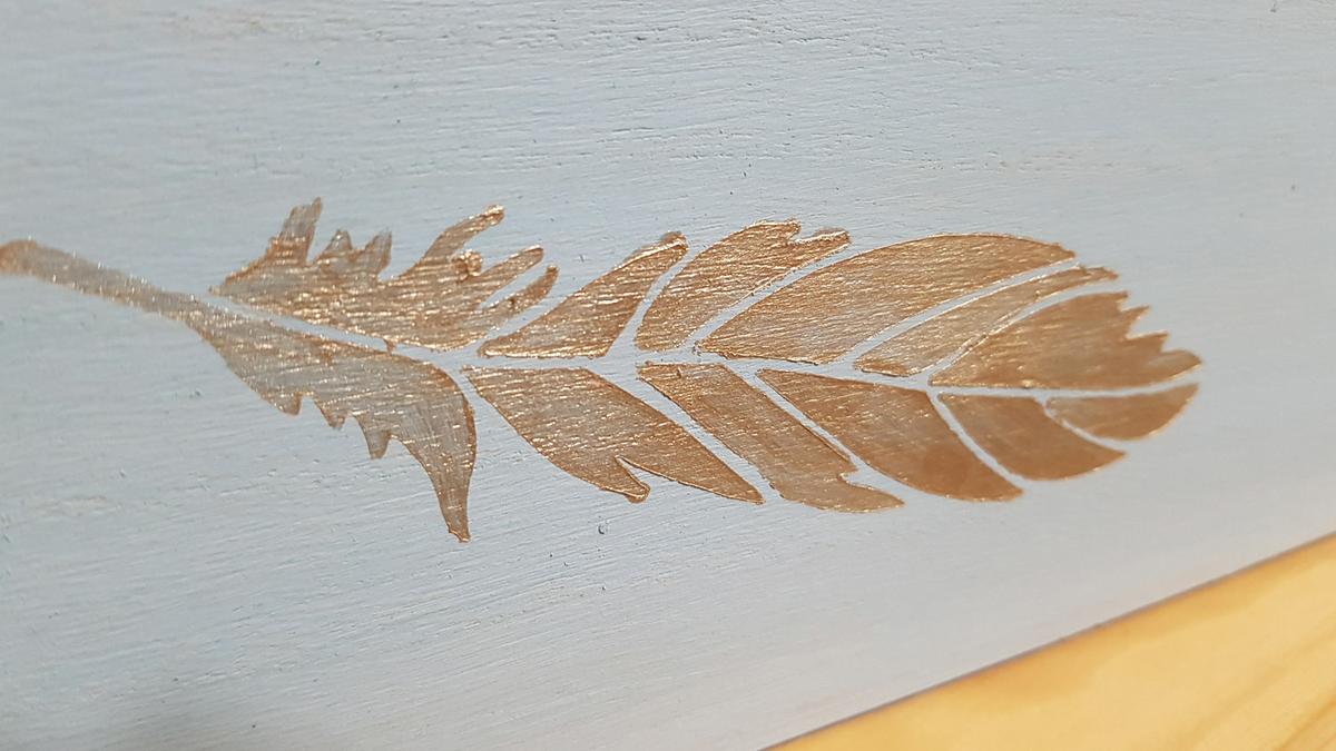 Decorar una caja con chalk paint - detalle de la pluma hecha con plantilla