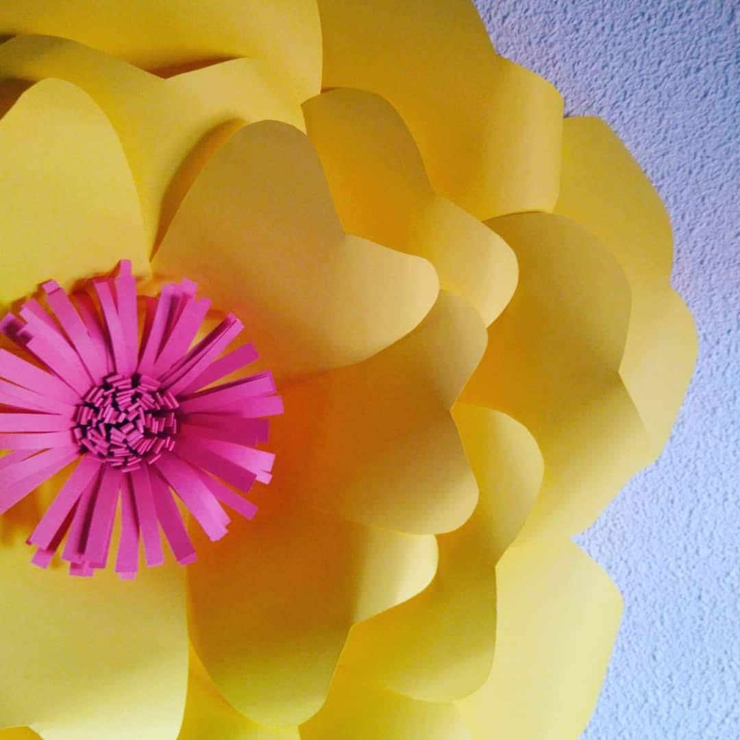 Flores de papel gigantes (amarillo y fucsia)