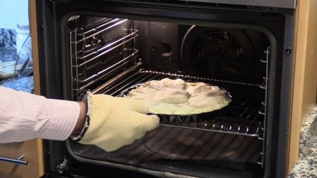 Ponemos la tarta en el horno