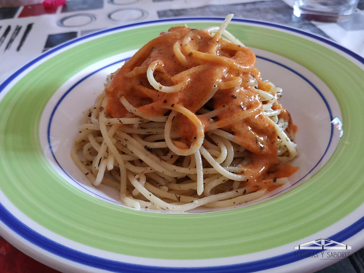 espaguetis con salsa tikka massala