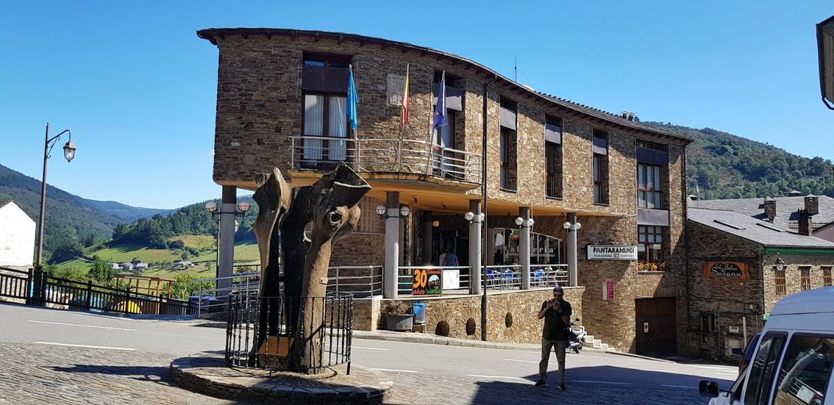 Ayuntamiento de Taramundi y Plaza del Poyo.