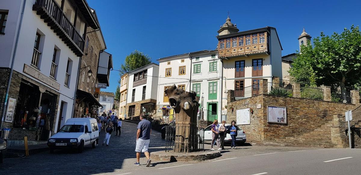 Plaza del Poyo. Taramundi.