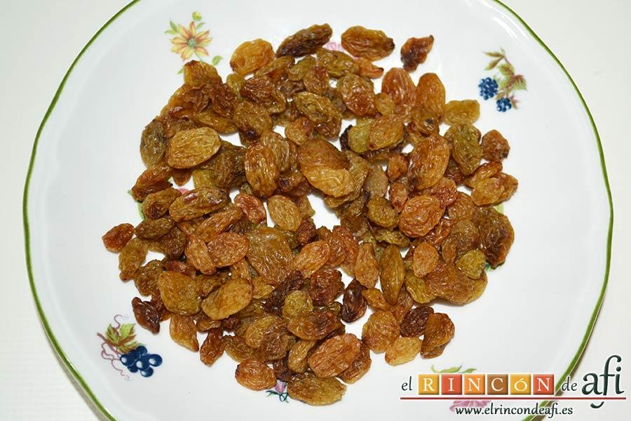 Pastel de carne, poner las pasas en remojo en vino blanco