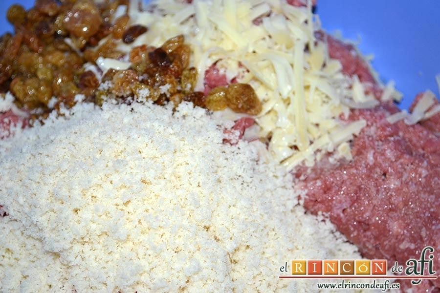 Pastel de carne, añadir la miga de pan rallada