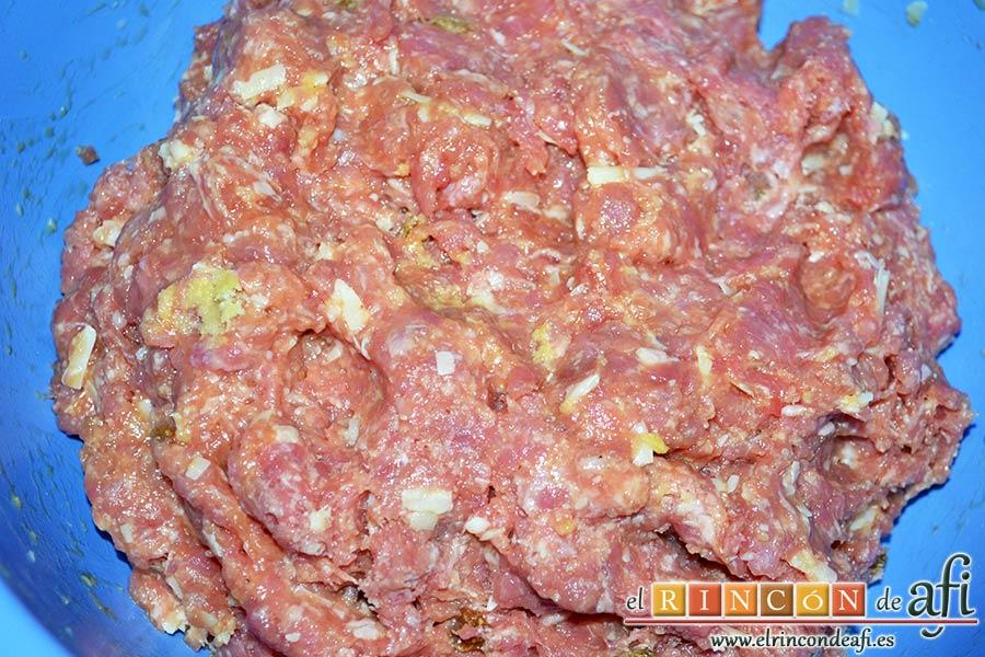 Pastel de carne, mezclar todo muy bien