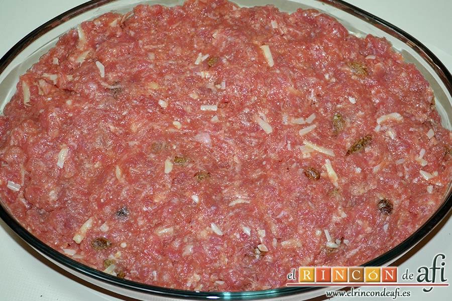 Pastel de carne, verter la mezcla en un molde para horno