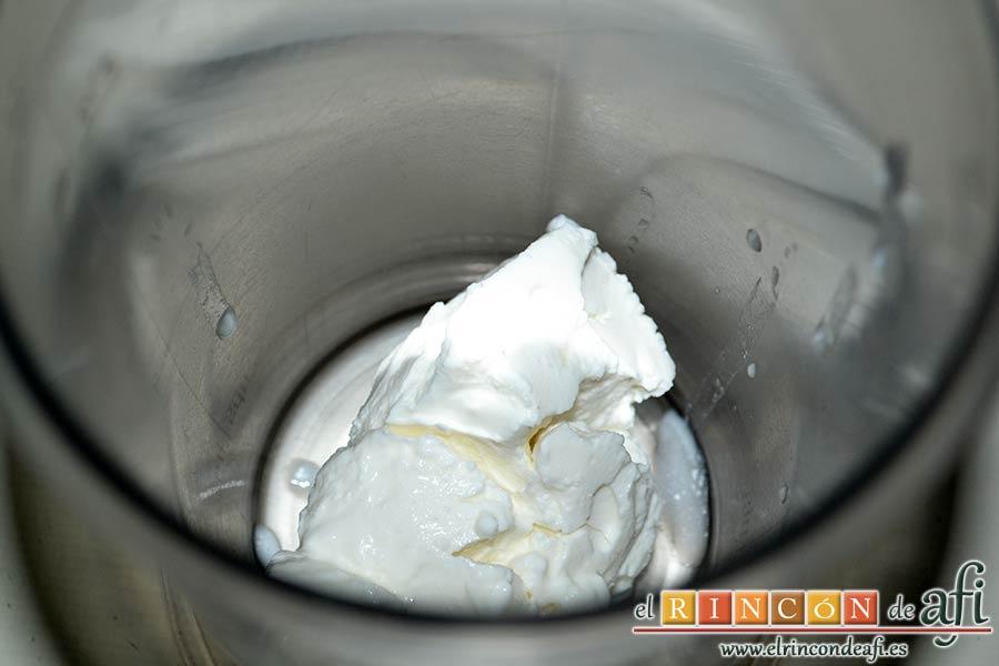 Pastel de carne, poner en el vaso de la batidora el queso crema