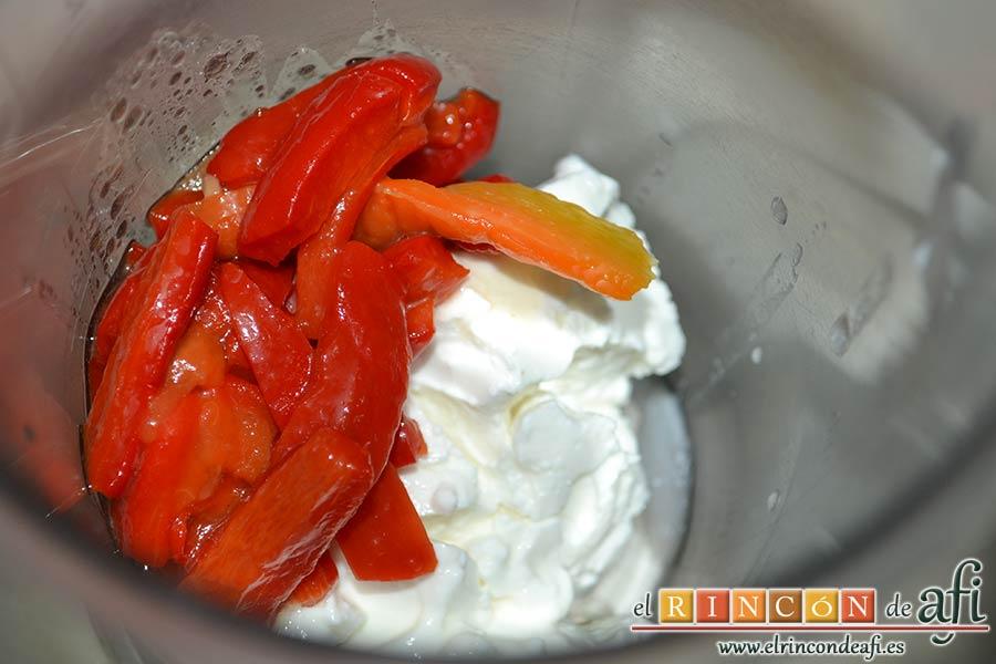 Pastel de carne, agregar el pimiento morrón