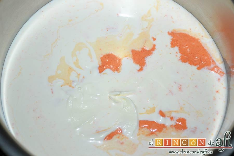 Pastel de carne, poner nata (crema de leche) en un cazo al fuego y añadir la mezcla