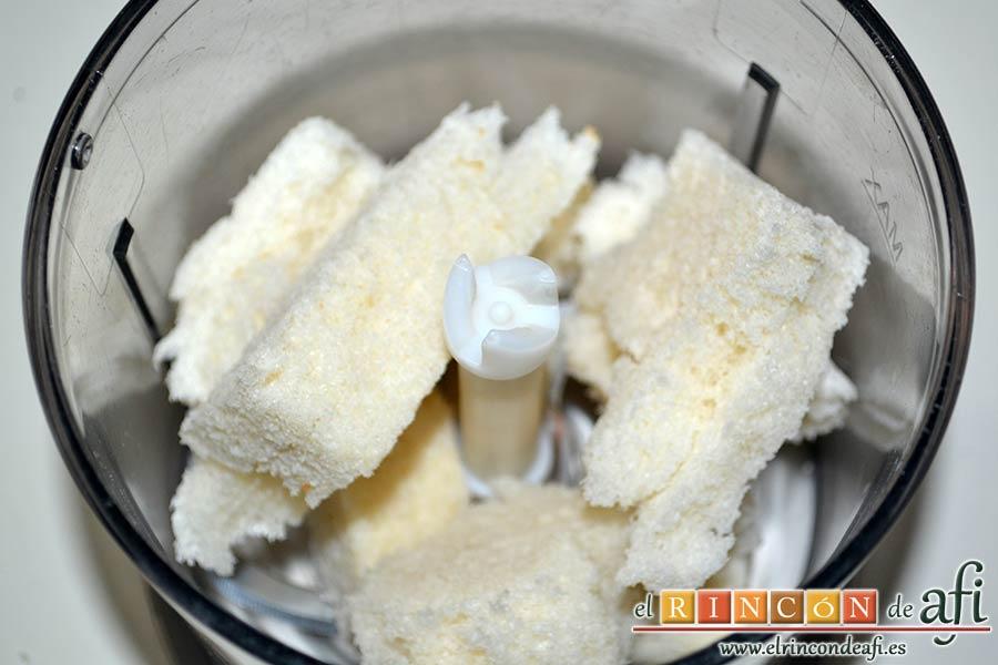 Pastel de carne, poner la miga de pan en un vaso triturador