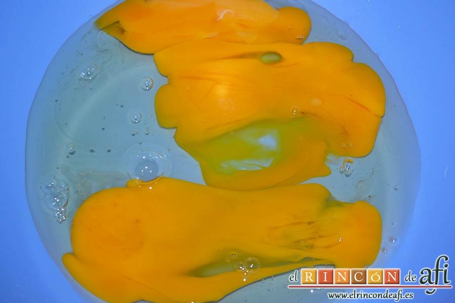 Pastel de carne, poner los tres huevos en un bol