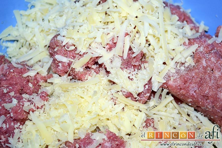 Pastel de carne, añadir el queso manchego rallado