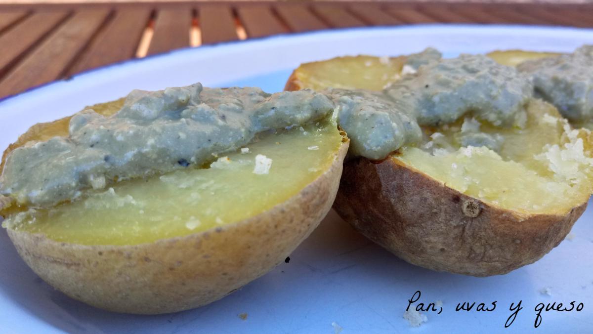 salsa de queso azul-pan, uvas y queso