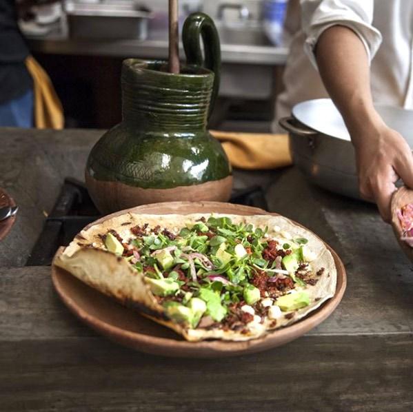 comida y mezcal: pasillo de humo