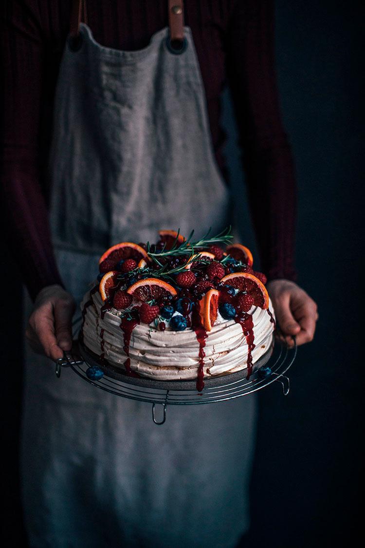 Pavlova-de-naranjas-ourfoodstories-thymus-frontal-homelifestyle