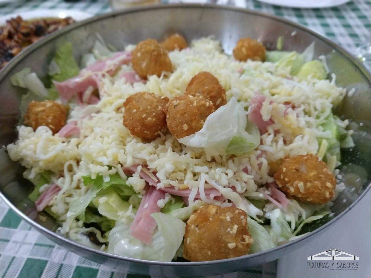 ensalada cesar con nugget y frutos secos