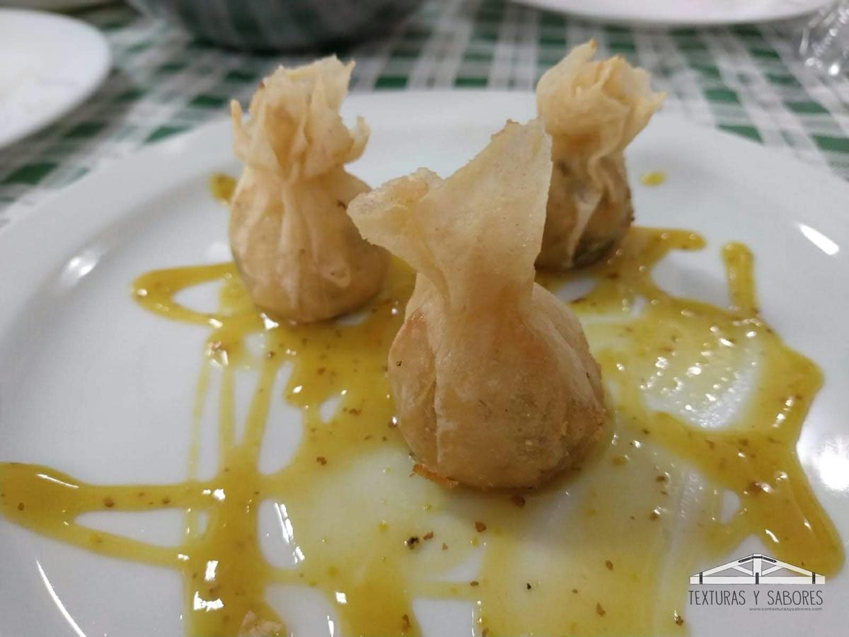 saquitos de verduritas con queso de cabra salsa miel y mostaza