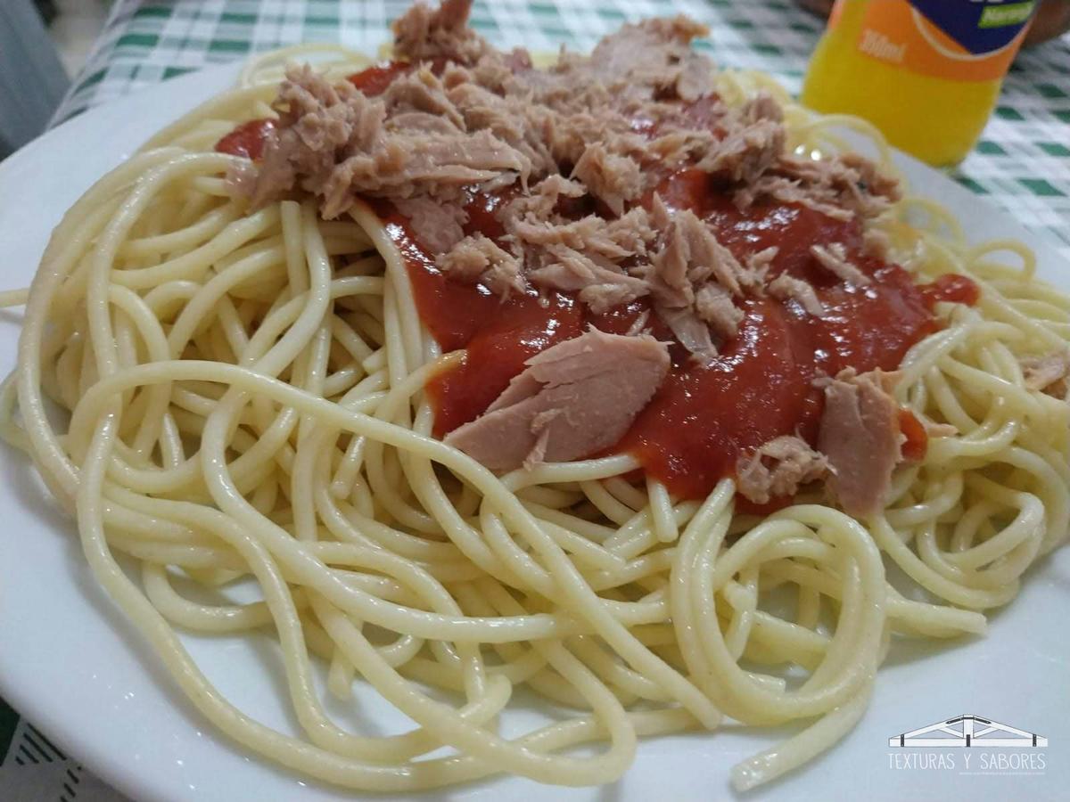 espaguetis con tomate y atun