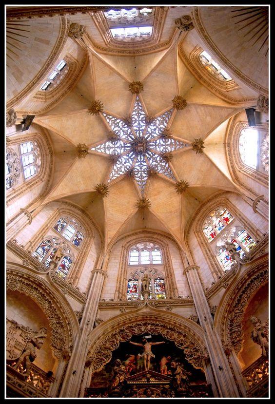 edificio cúpula con vidriera